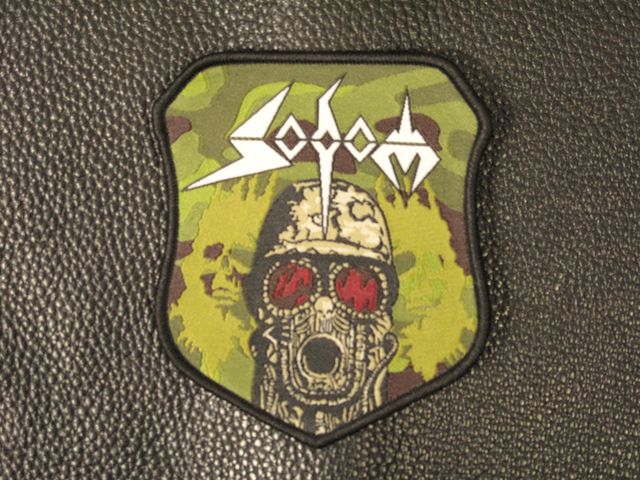 Везана нашивка за яке Sodom с изображение на Knarrenheinz върху камуфлажен фон.