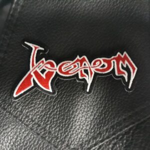 Бродирана нашивка Venom с червено лого и бял контур върху черна кожа.