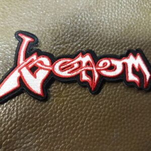 Кръгла бродирана нашивка Venom с бяло лого върху светлосин деним.
