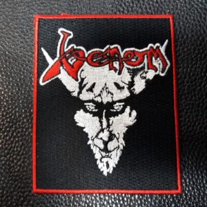 Бродирана нашивка Venom с образ на дявол върху черна кожа.
