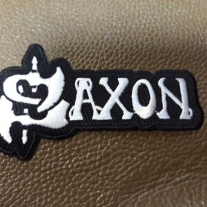 Бродирана нашивка Saxon с логото на S-викинг в бяло и черно върху кафява кожа.
