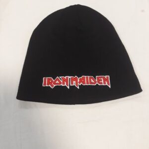 Черна плетена зимна шапка Iron Maiden с бродирано червено лого в предната част