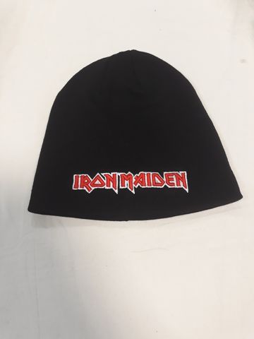 Черна плетена зимна шапка Iron Maiden с бродирано червено лого в предната част