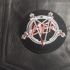 Бродирана нашивка Slayer Pentagram с червено лого върху черно кожено яке.