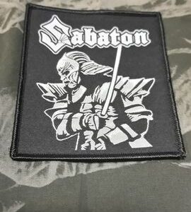 Бродирана нашивка Sabaton Samurai с изображение на войн с меч върху камуфлажен фон.