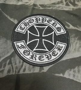 Кръгла бродирана нашивка Choppers Forever със сребрист малтийски кръст върху камуфлажен фон.
