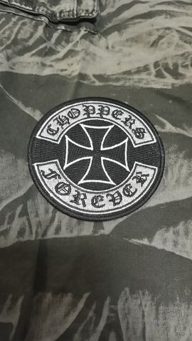 Кръгла бродирана нашивка Choppers Forever със сребрист малтийски кръст върху камуфлажен фон.