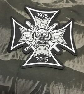Бродирана нашивка Motörhead Lemmy Tribute с малтийски кръст върху камуфлажен фон.