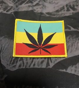 Бродирана нашивка Марихуана с черен лист върху зелено, жълто и червено.