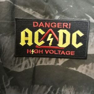 Бродирана нашивка AC/DC High Voltage с жълто лого и червена светкавица върху черен фон.