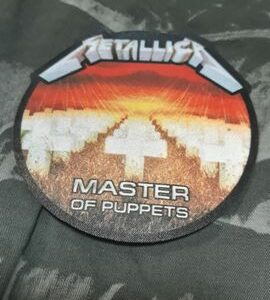 Кръгла текстилна нашивка Metallica Master of Puppets с бели кръстове и оранжево небе.