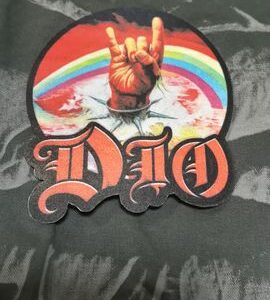 Принтирана нашивка на Dio с изображение на дъга и ръка със знака на рогата.