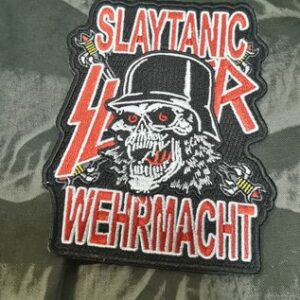 Бродирана нашивка за дрехи Slayer Slaytanic Wehrmacht с дизайн на череп и червен надпис върху черен фон.