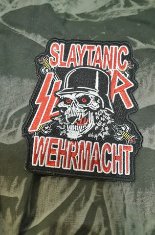 Бродирана нашивка за дрехи Slayer Slaytanic Wehrmacht с дизайн на череп и червен надпис върху черен фон.