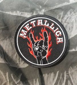 Бродирана кръгла нашивка METALLICA с Rock Hand и червени пламъци.