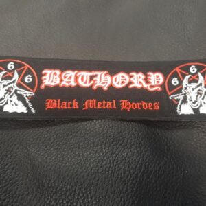 Дълга черна бродирана нашивка Bathory с червено логото и бели глави на козел с пентаграми.