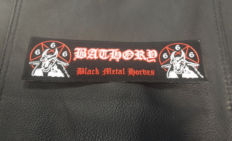 Дълга черна бродирана нашивка Bathory с червено логото и бели глави на козел с пентаграми.