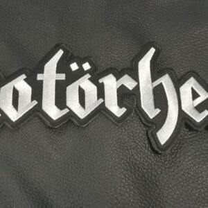 Голяма бродирана нашивка Motörhead със сребристо-сив надпис върху черна кожа.