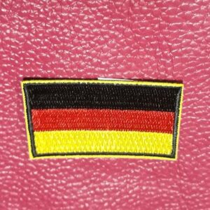 Бродирана нашивка Флаг Германия върху розова кожа.