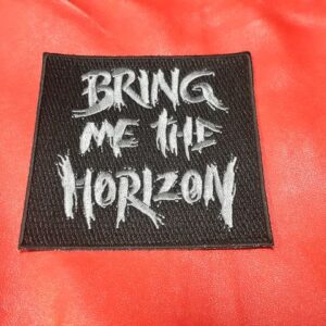 Квадратна везана нашивка Bring Me The Horizon със сребрист шрифт върху черен фон.