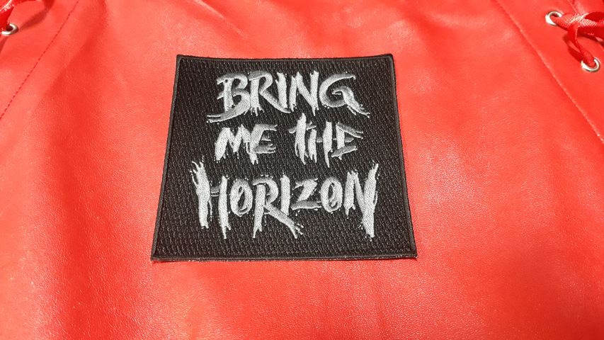 Квадратна везана нашивка Bring Me The Horizon със сребрист шрифт върху черен фон.