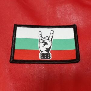Везана нашивка с българското знаме и ръка с хеви метъл знак в центъра.