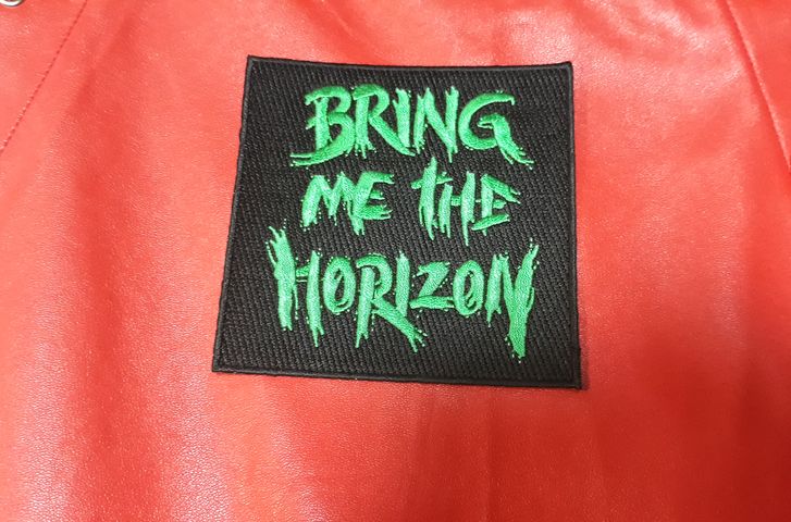 Квадратна нашивка Bring Me The Horizon неоново зелено лого