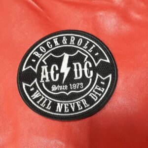 Кръгла везана нашивка AC/DC с надпис Rock & Roll Will Never Die и светкавица.