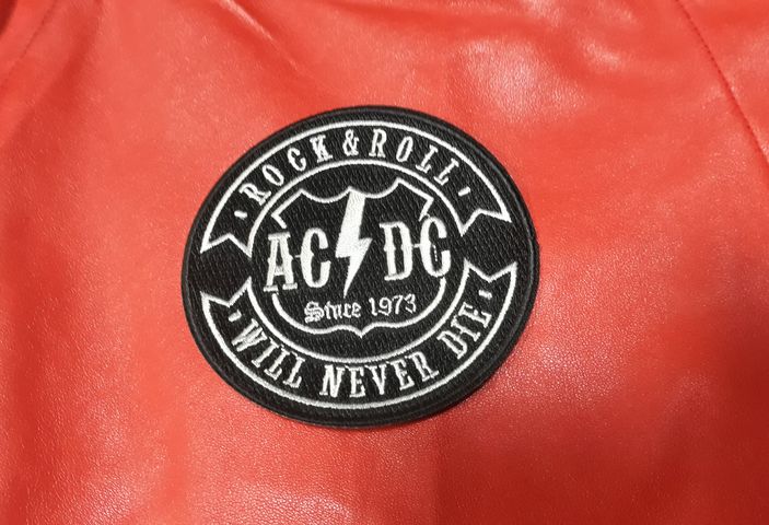 Кръгла везана нашивка AC/DC с надпис Rock & Roll Will Never Die и светкавица.