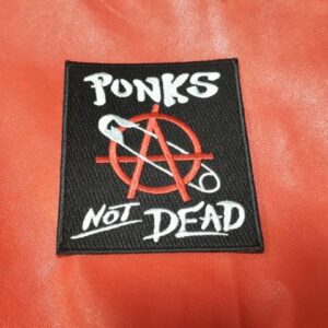 Бродирана нашивка Punks Not Dead с Анархия върху черен фон за пънк яке.