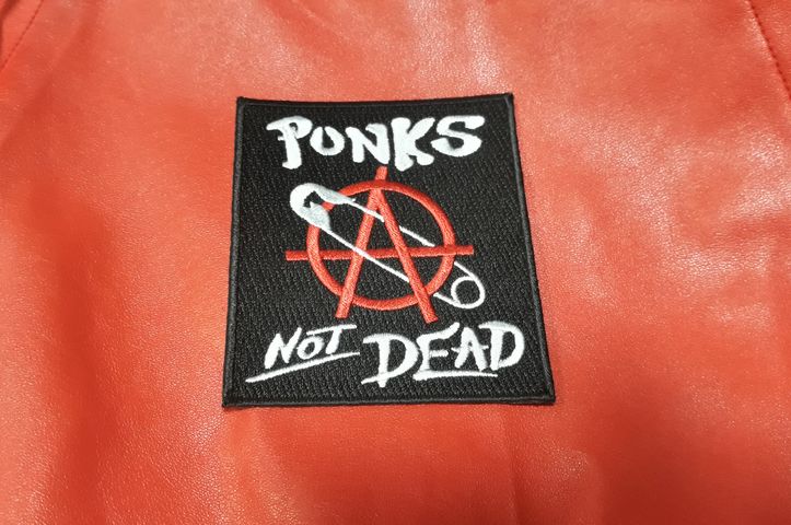 Бродирана нашивка Punks Not Dead с Анархия върху черен фон за пънк яке.