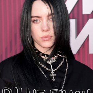 малък плакат за стена на Billie Eilish с черна коса и масивни вериги