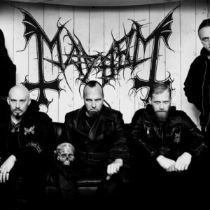 Черно-бял плакат за стена Mayhem с членовете на групата пред логото им