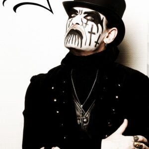 King Diamond плакат с грим, цилиндър и облечен в черно.