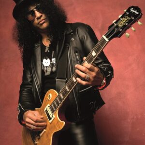 плакат на легендата Slash с цилиндър и китара на червен фон