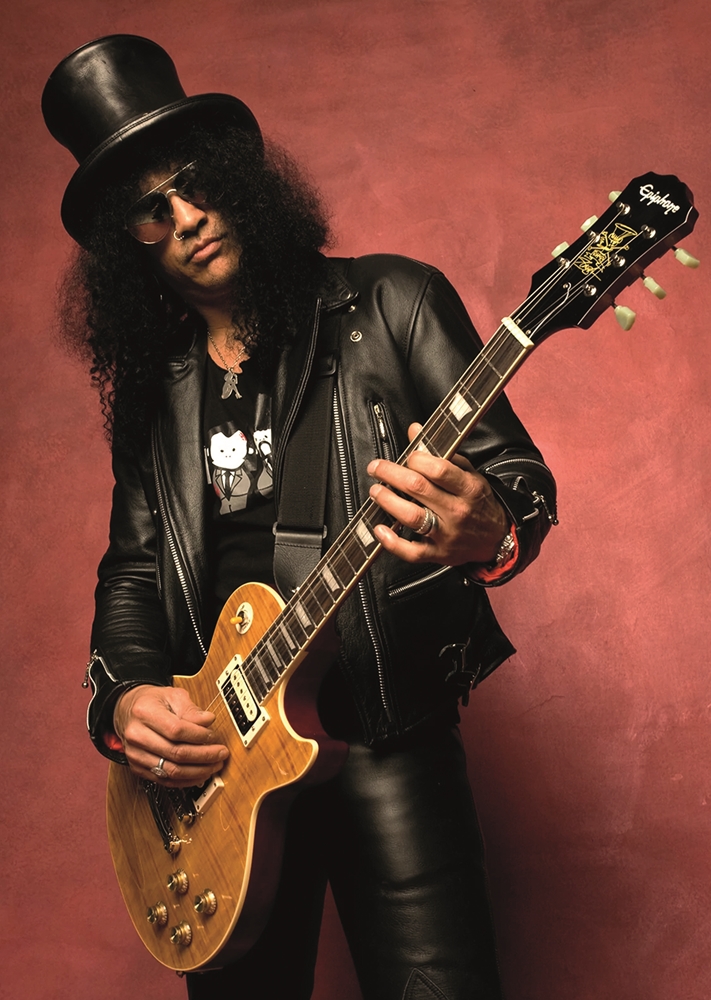 плакат на легендата Slash с цилиндър и китара на червен фон