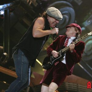 плакат за стена на AC/DC с Ангъс Йънг и Брайън Джонсън на сцена