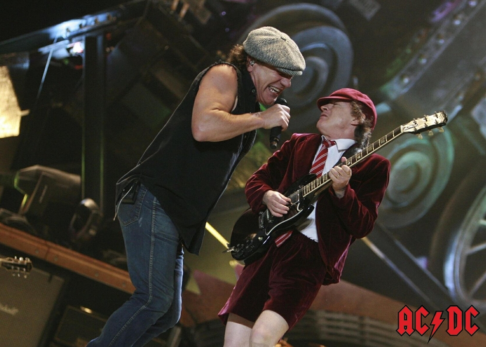 плакат за стена на AC/DC с Ангъс Йънг и Брайън Джонсън на сцена