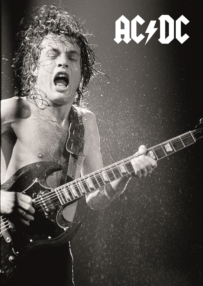 Черно-бял плакат за стена AC/DC с Angus Young свирещ на китара по време на концерт