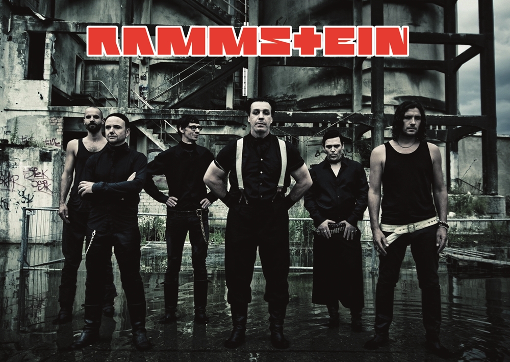 Плакат за стена Rammstein с членовете на групата пред индустриална фабрика
