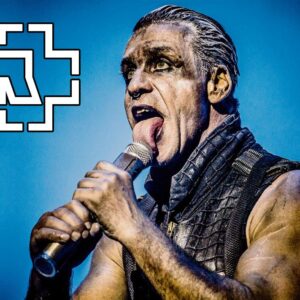 Плакат за стена Till Lindemann в екстаз на сцената с микрофон и лого на Rammstein