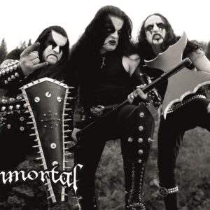 Плакат за стена Immortal с тримата членове в corpse paint и бойно снаряжение на бял фон