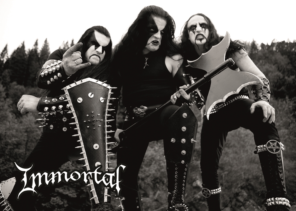 Плакат за стена Immortal с тримата членове в corpse paint и бойно снаряжение на бял фон
