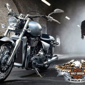 Плакат за стена Harley-Davidson със сребрист мотоциклет в тунел и лого с орел в ъгъла