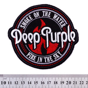 Кръгла бродирана нашивка Deep Purple с червен пламък и надписи Smoke on the Water на черен фон.