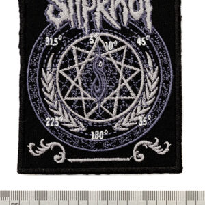 Бродирана нашивка Slipknot с лого и двойна пентаграма в сребристо-бяло на черен фон.