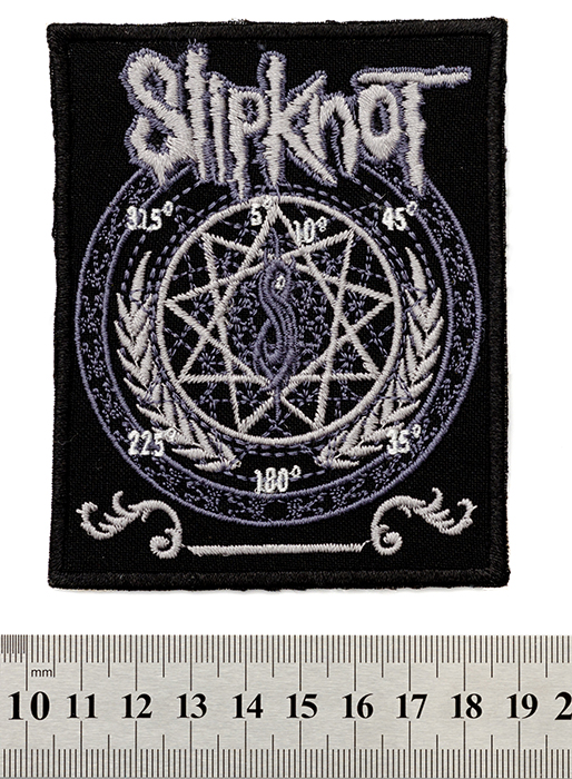 Бродирана нашивка Slipknot с лого и двойна пентаграма в сребристо-бяло на черен фон.