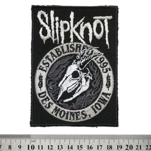 Бродирана нашивка Slipknot Iowa с бял череп на козел и лого върху черен фон.
