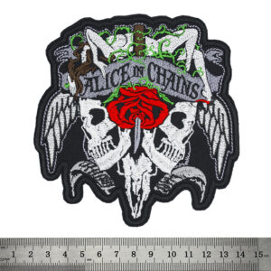 Голяма бродирана нашивка Alice in Chains с два черепа, червена роза и логото на бандата.