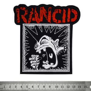 Бродирана нашивка Rancid с пееща фигура и червено лого върху черен фон за пънк фенове.